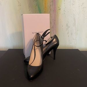 Nine West black Mary Jane heels